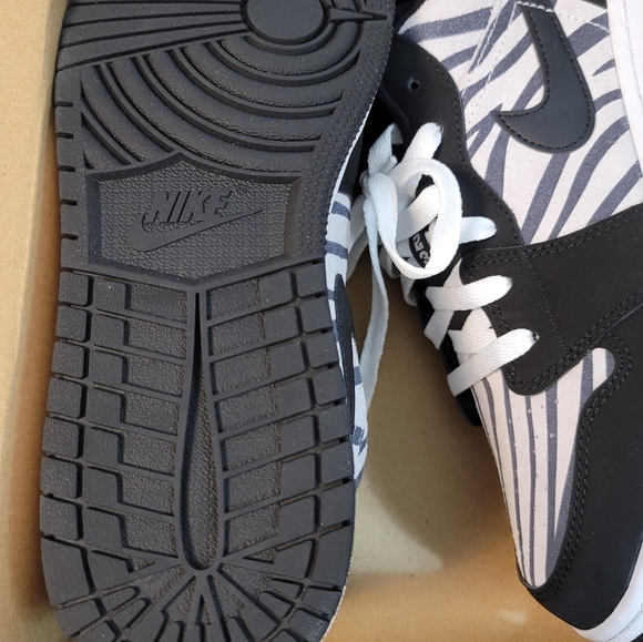 NIB! Jordan 1 ZEBRA Low (GS) - Picture 10 of 10